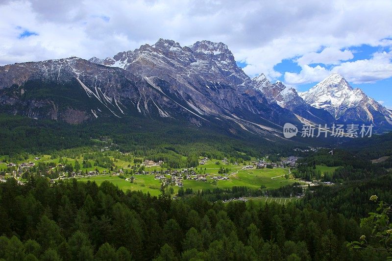 Cortina D?Ampezzo阿尔卑斯村庄全景，Dolomites，意大利泰洛阿尔卑斯